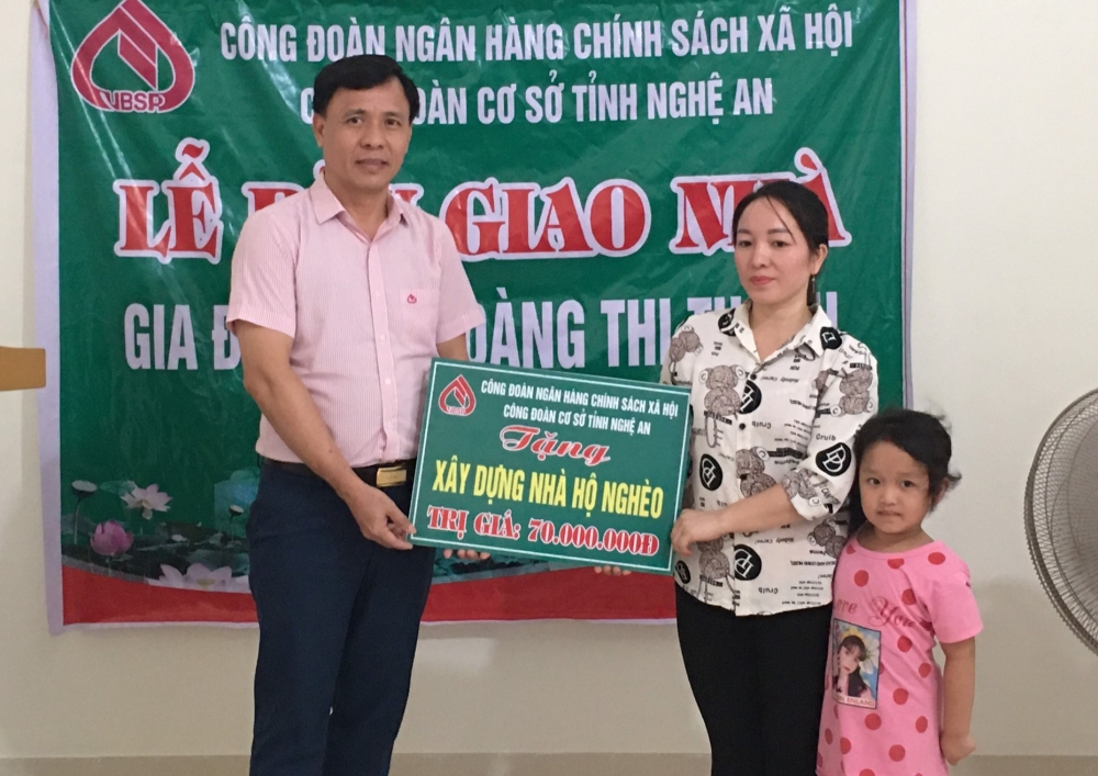 Công đoàn Ngân hàng CSXH Nghệ An thăm, tặng quà thương binh, gia đình chính sách