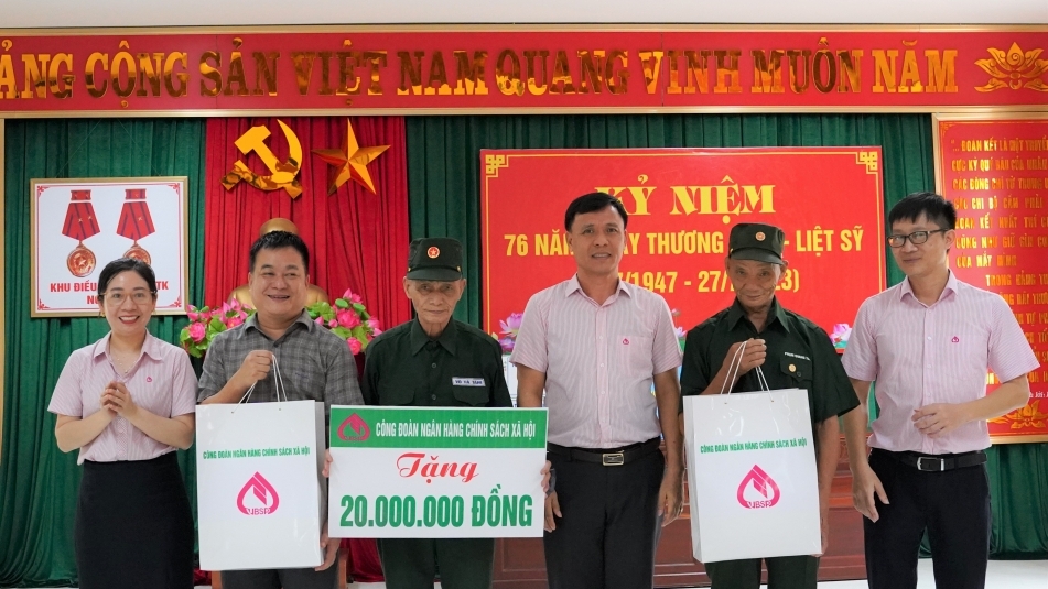 Công đoàn Ngân hàng CSXH Nghệ An thăm, tặng quà thương binh, gia đình chính sách