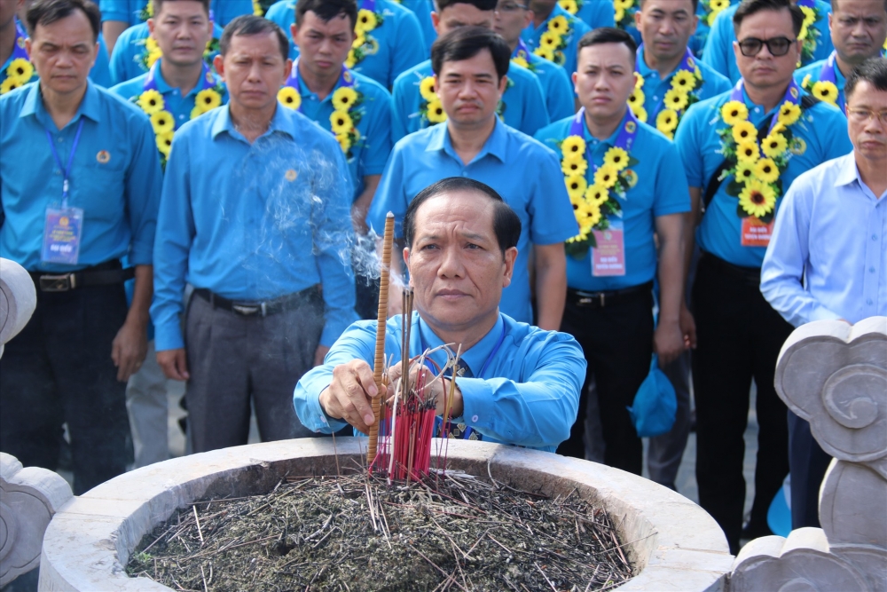 Đoàn cán bộ Tổng LĐLĐ Việt Nam và công nhân tiêu biểu dâng hương tưởng niệm đồng chí Nguyễn Đức Cảnh