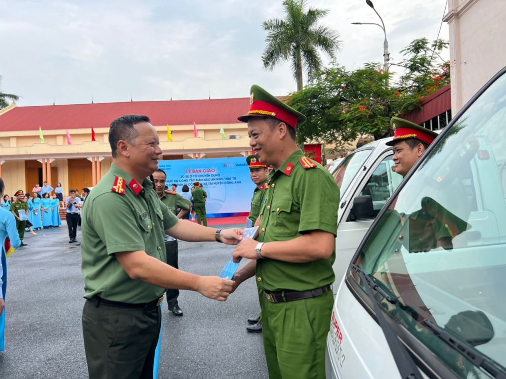 Công an huyện Đông Anh tiếp nhận 20 xe ô tô chuyên dụng