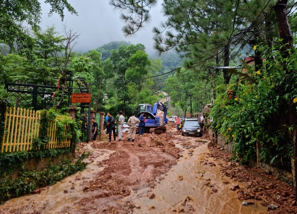 Lãnh đạo huyện Sóc Sơn thông tin về việc sạt lở đất khiến một số ô tô bị mắc kẹt