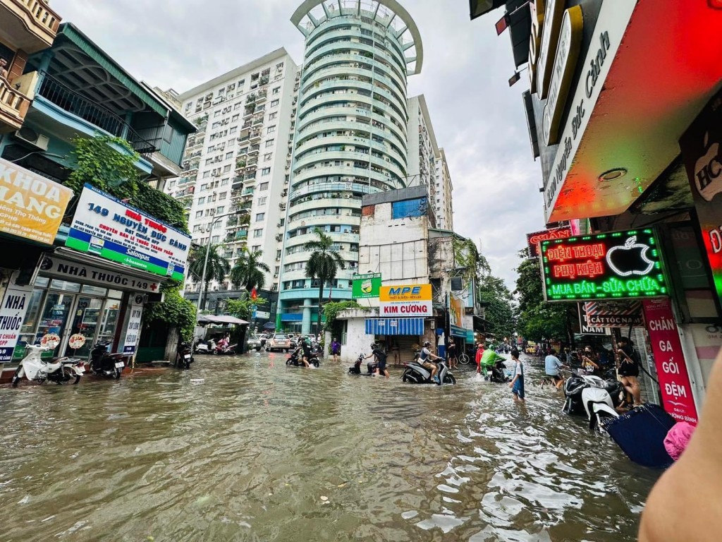 Hà Nội mưa lớn kéo dài, nhiều khu vực úng ngập cục bộ