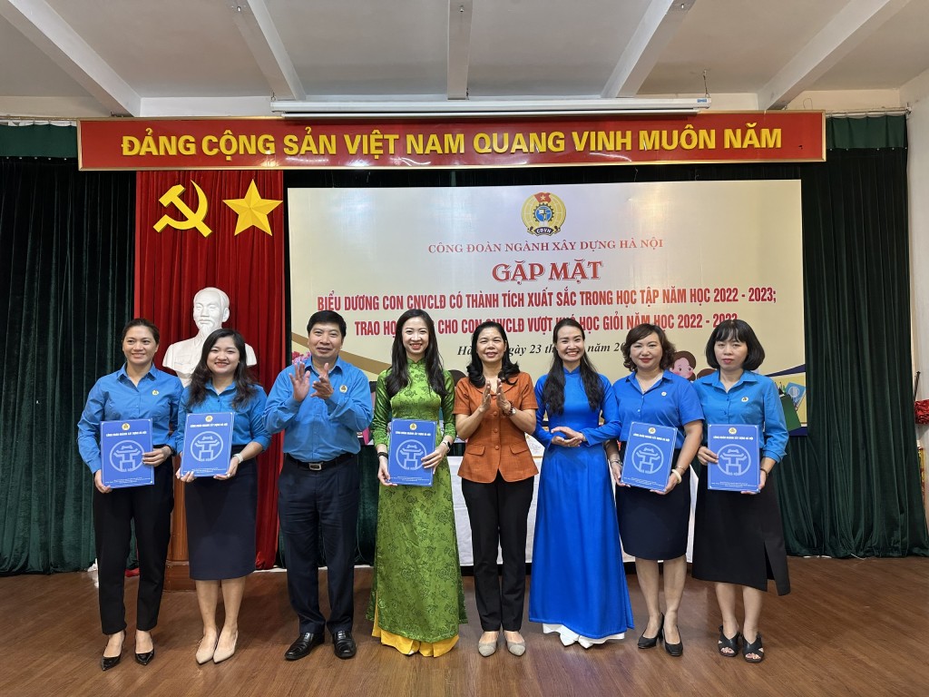 Công đoàn ngành Xây dựng Hà Nội khen thưởng con CNVCLĐ xuất sắc trong học tập