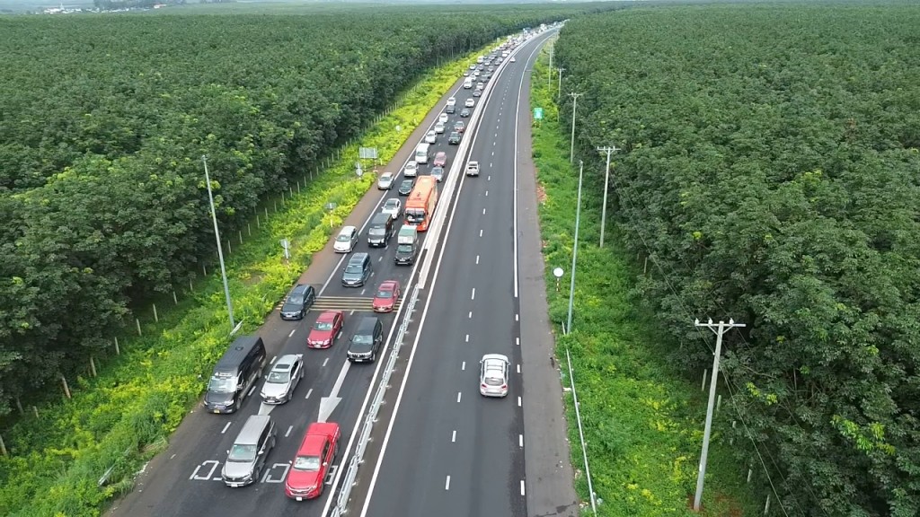 Ngày đầu nghỉ lễ, giao thông cửa ngõ Đồng Nai nhiều nơi ùn ứ