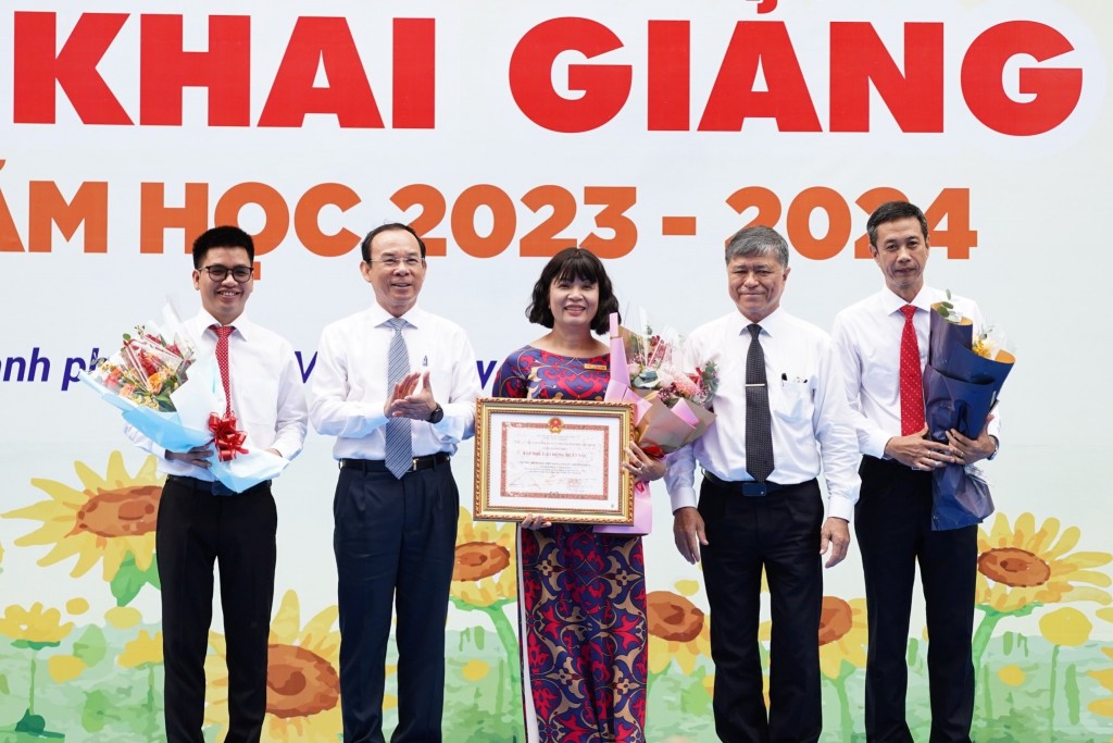 Hơn 1,7 triệu học sinh TP.HCM khai giảng năm học mới