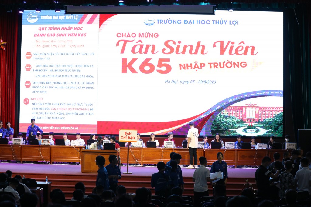 Trường Đại học Thủy lợi chào đón hàng ngàn tân sinh viên nhập trường