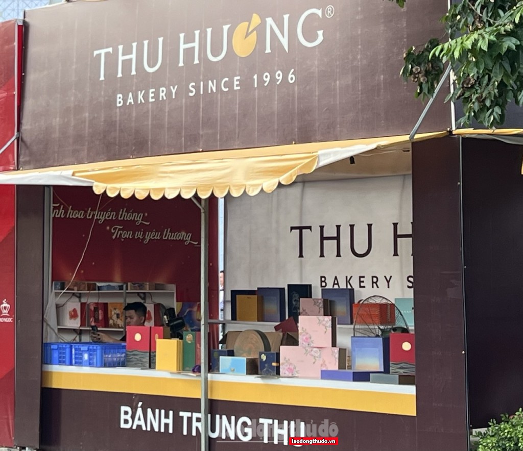 Bánh trung thu nhiều mẫu mã đẹp vẫn vắng khách mua