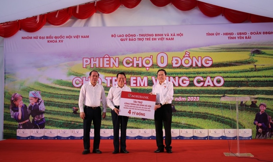 “Phiên chợ 0 đồng” và tặng quà cho trẻ em tỉnh Yên Bái