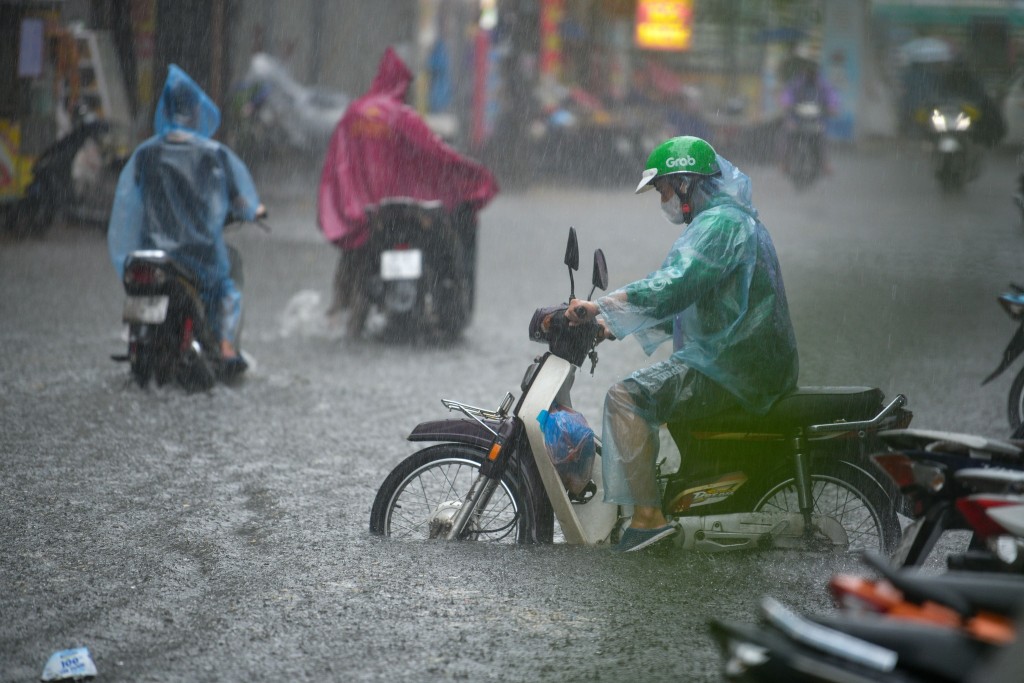 Cảnh báo ngập úng nhiều tuyến phố nội thành Hà Nội