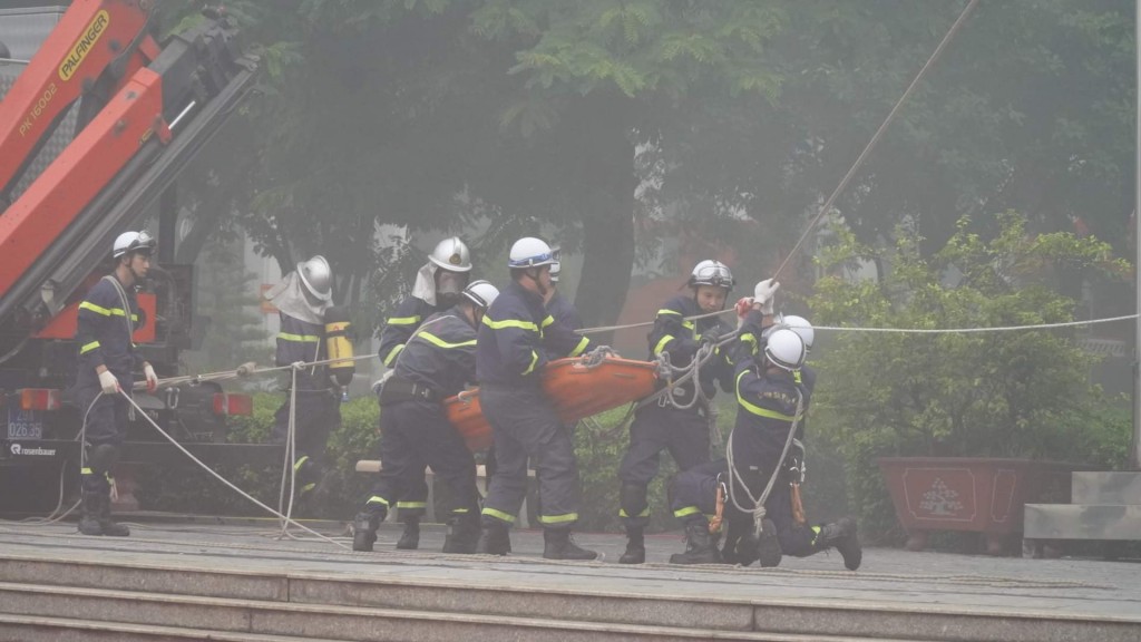 Cục Hầu cần và Công an TP. Hà Nội diễn tập phương án chữa cháy và cứu nạn, cứu hộ