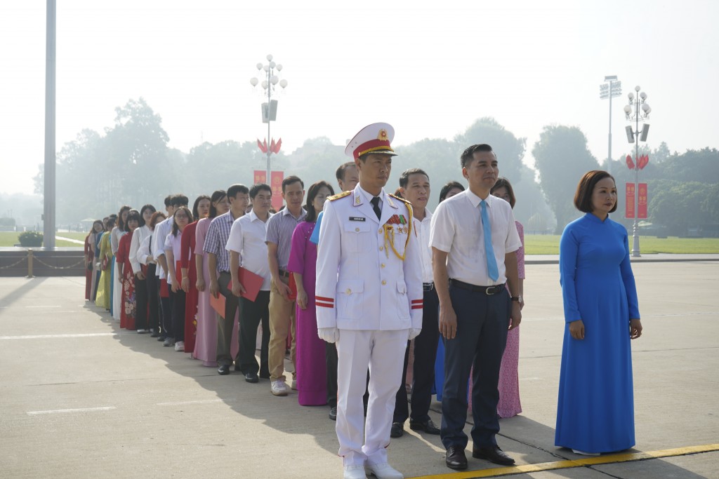 LĐLĐ quận Hà Đông báo công dâng Bác và tuyên dương gia đình CNVCLĐ tiêu biểu năm 2023