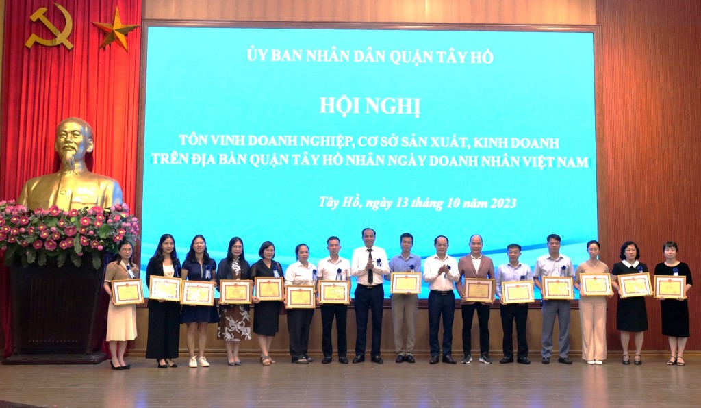 Tôn vinh doanh nghiệp, cơ sở sản xuất, kinh doanh trên địa bàn quận Tây Hồ