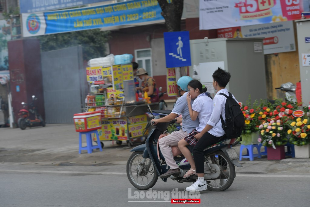 Đưa kiến thức về an toàn giao thông đến lớp học gắn với tăng cường xử phạt để răn đe