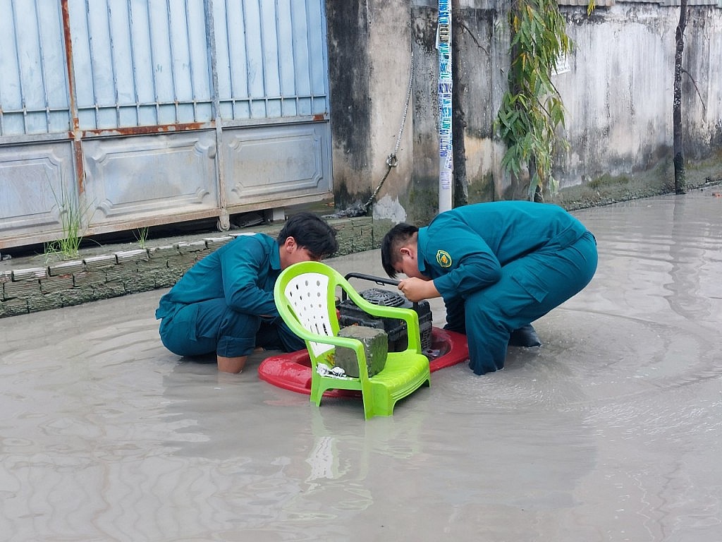 TP.HCM: Dùng máy bơm "giải cứu" đoạn đường bị ngập suốt nửa năm