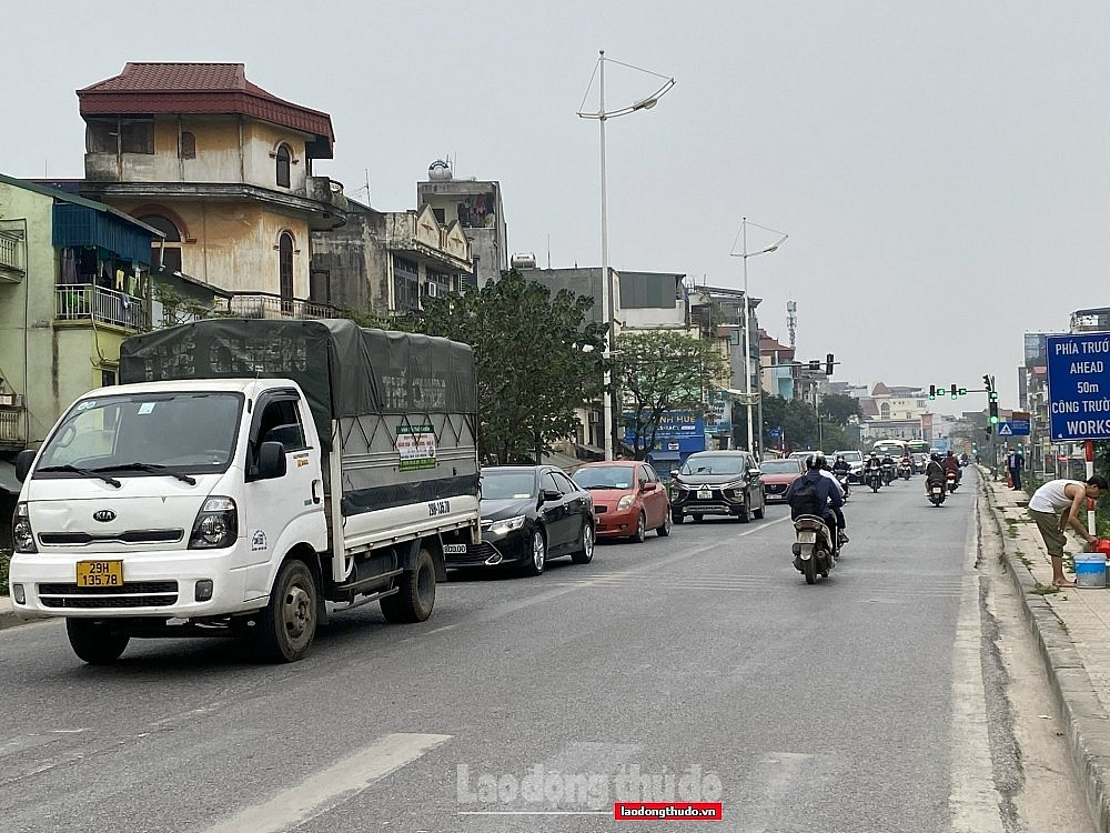 Rào chắn và phân luồng giao thông trên đường Âu Cơ