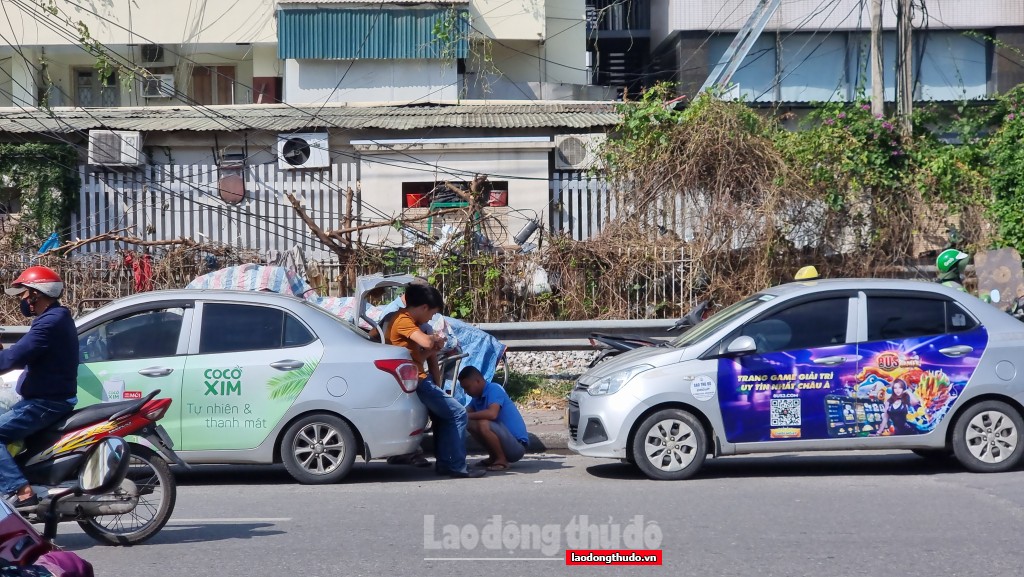 Xe taxi, xe ôm dừng đỗ vô tội vạ trước cổng Bệnh viện Bạch Mai