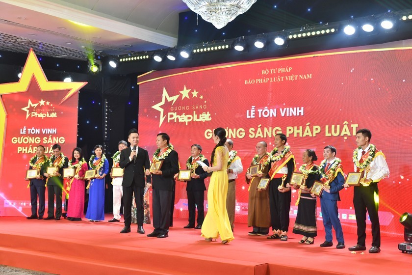 Tôn vinh 50 Gương sáng pháp luật 2023: Lan tỏa tinh thần thượng tôn pháp luật