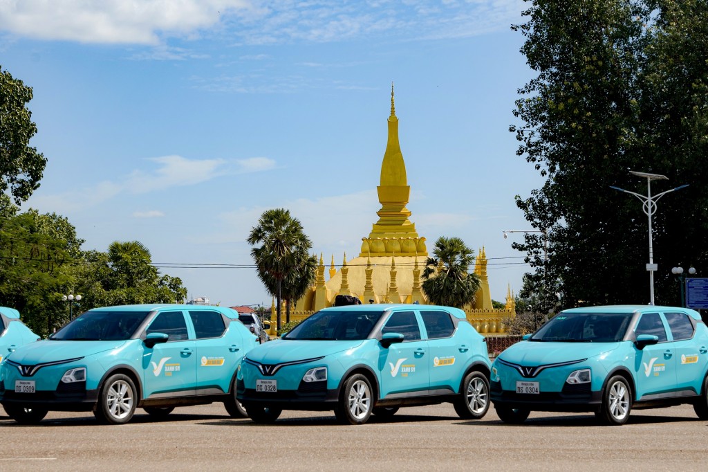 Người dân Lào thích thú trải nghiệm taxi điện Xanh SM