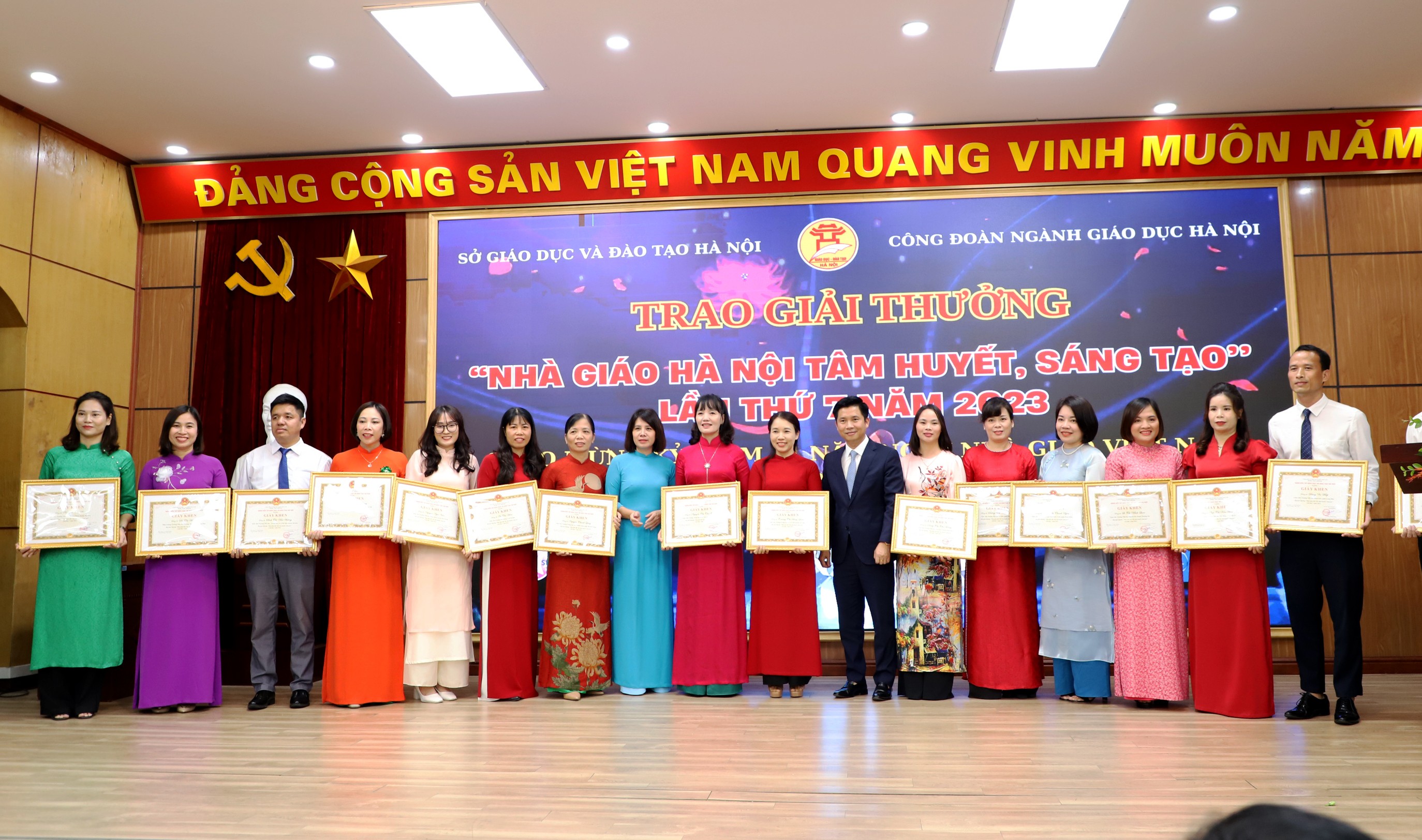 Vinh danh 135 nhà giáo đạt giải thưởng “Nhà giáo Hà Nội tâm huyết, sáng tạo” lần thứ 7