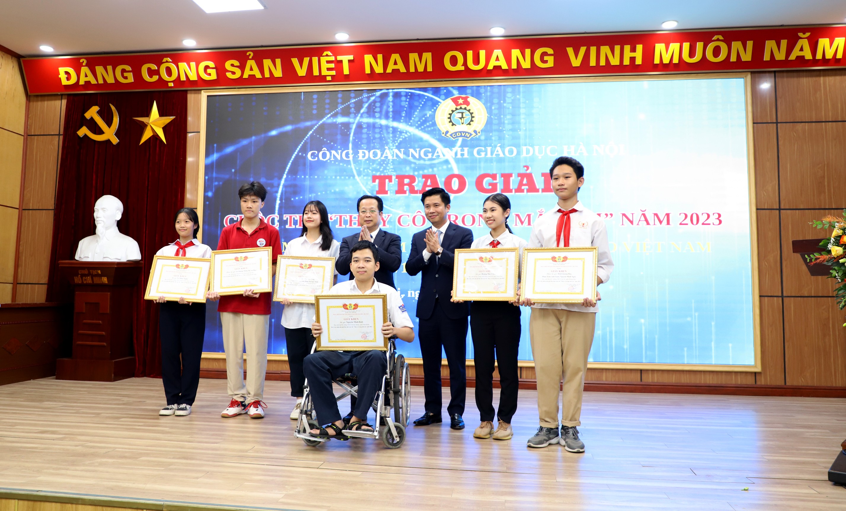 Vinh danh 135 nhà giáo đạt giải thưởng “Nhà giáo Hà Nội tâm huyết, sáng tạo” lần thứ 7