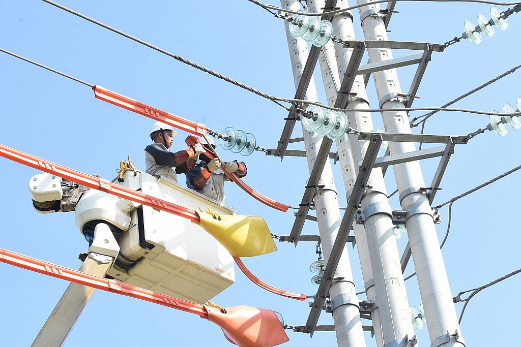 “Đội đặc nhiệm” sửa chữa điện nóng: Hạn chế sự cố, nâng cao độ tin cậy cung cấp điện