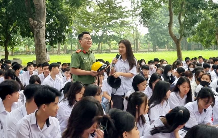 Tuyên truyền về văn hóa giao thông cho học sinh huyện Phúc Thọ