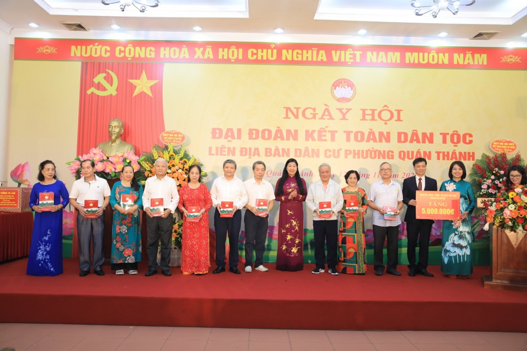 Trưởng ban Nội chính Trung ương chung vui Ngày hội Đại đoàn kết toàn dân tộc với nhân dân quận Ba Đình