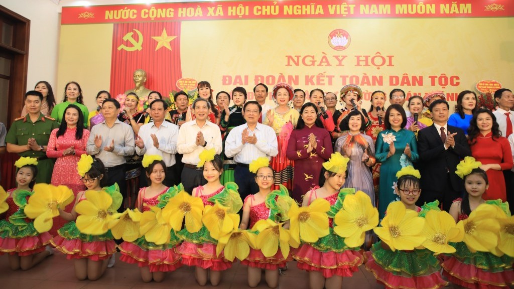 Trưởng ban Nội chính Trung ương chung vui Ngày hội Đại đoàn kết toàn dân tộc với nhân dân quận Ba Đình