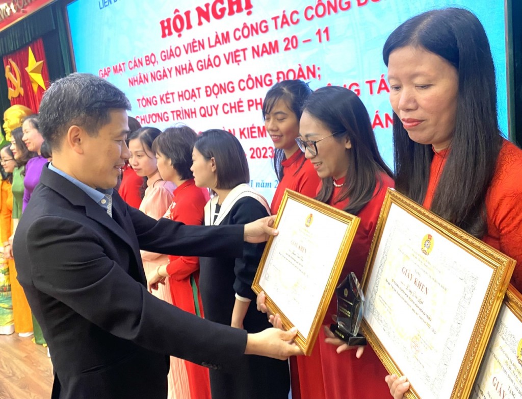 Khen thưởng 38 nhà giáo đạt danh hiệu "Nhà giáo Hoàn Kiếm tâm huyết, sáng tạo"