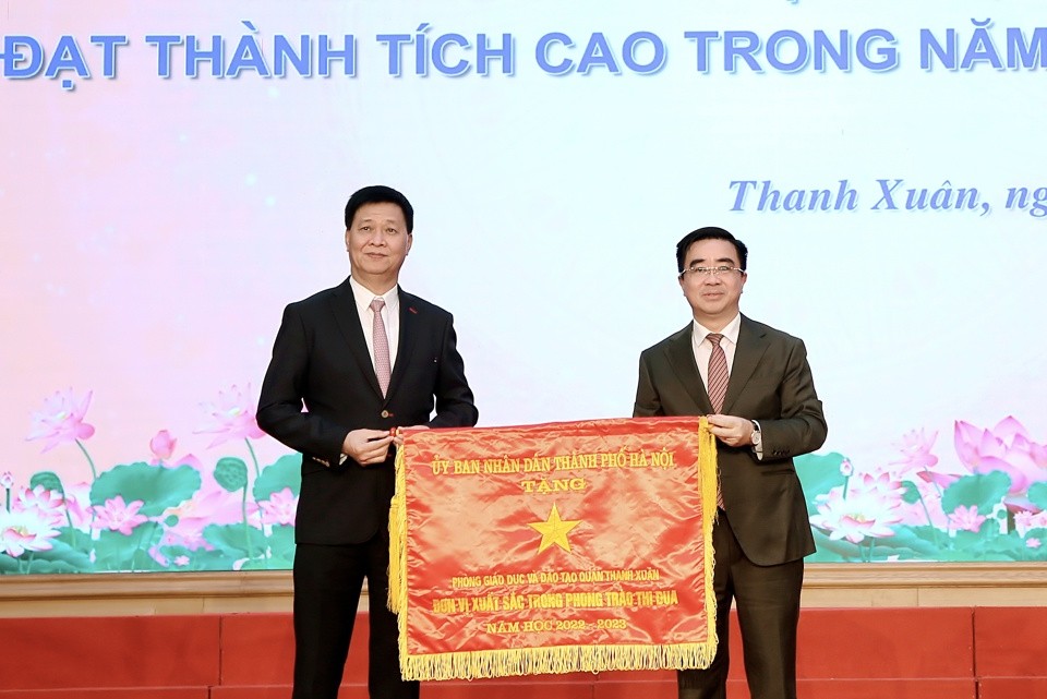 Quận Thanh Xuân gặp mặt, vinh danh các thầy cô, học sinh đạt thành tích cao