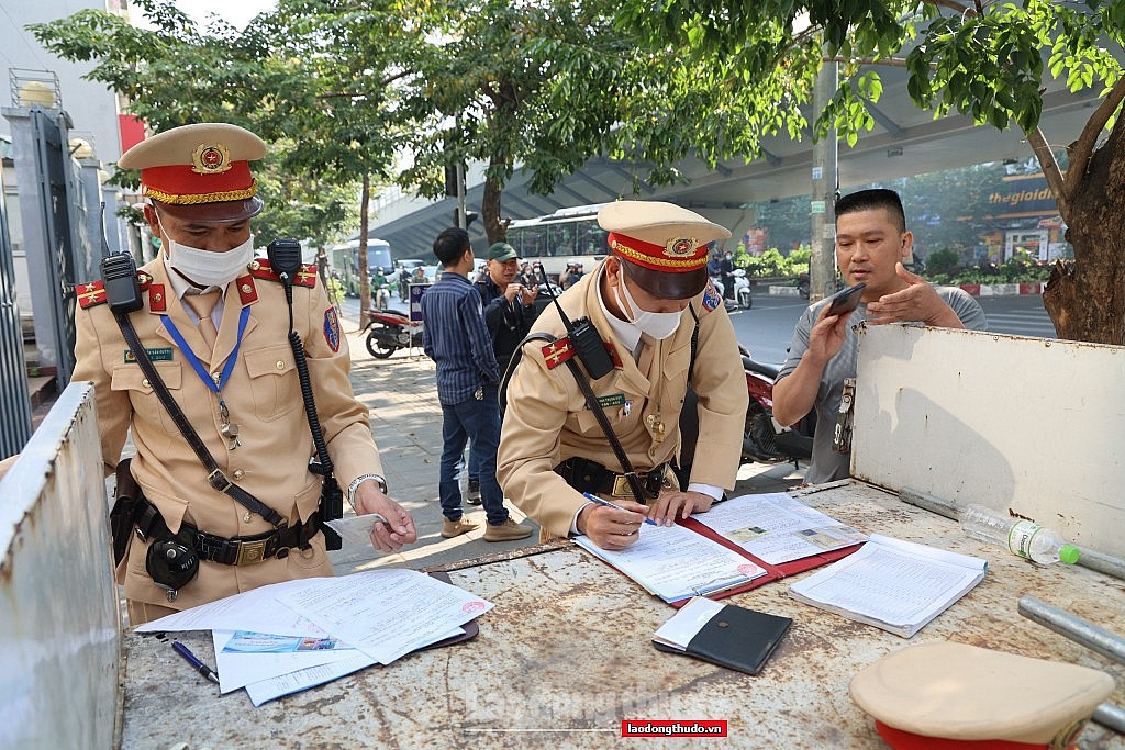 Tập trung xử lý nghiêm xe khách dừng, đỗ không đúng quy định