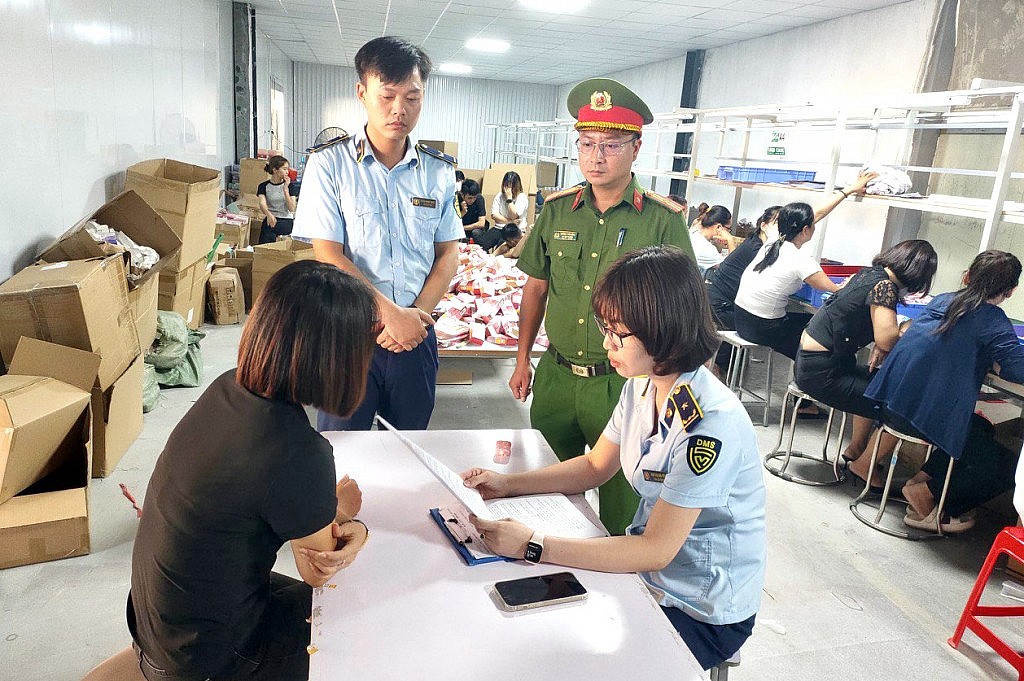 Ngăn chặn hàng giả, hàng nhái trên sàn thương mại điện tử: Cần quy trách nhiệm “chủ chợ”