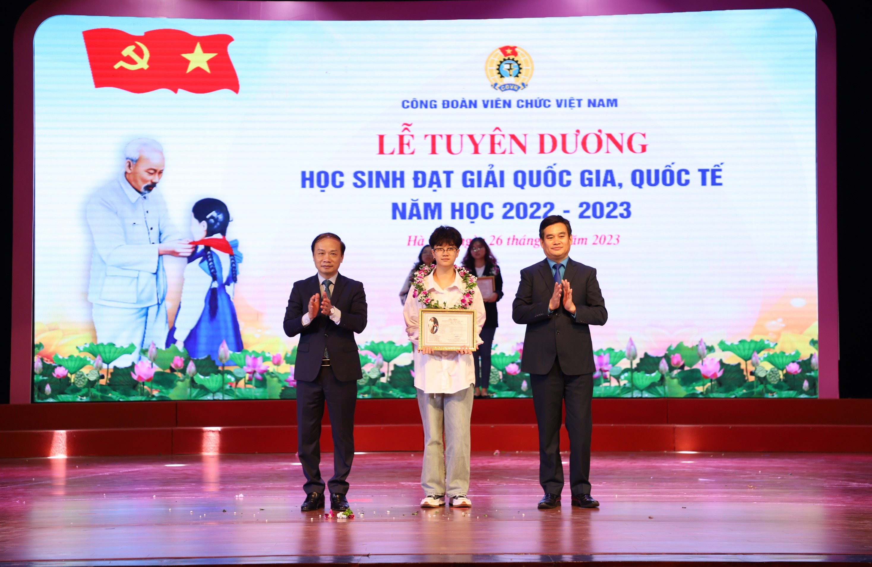 Công đoàn Viên chức Việt Nam tuyên dương học sinh đạt giải quốc gia, quốc tế năm học 2022 - 2023