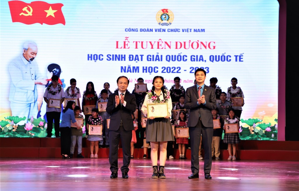 Công đoàn Viên chức Việt Nam tuyên dương học sinh đạt giải quốc gia, quốc tế năm học 2022 - 2023