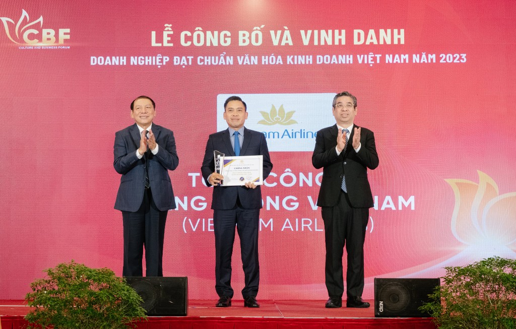 Vietnam Airlines được vinh danh “Doanh nghiệp đạt chuẩn Văn hoá kinh doanh Việt Nam” năm 2023