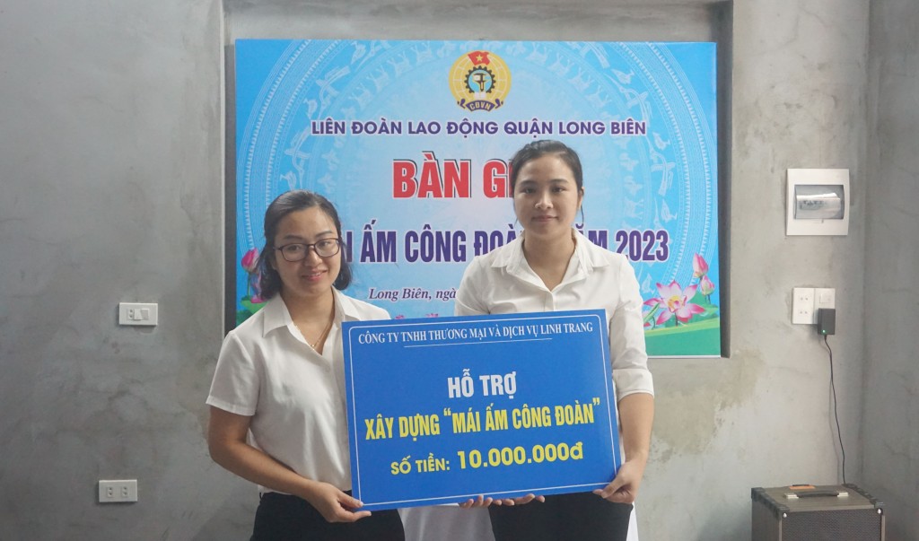 Ấm áp lễ bàn giao kinh phí xây dựng Mái ấm tới đoàn viên Công đoàn quận Long Biên