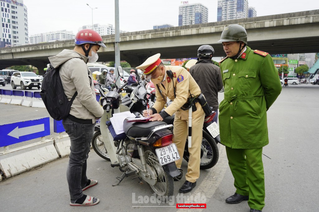 Xử lý xe máy không chấp hành chỉ dẫn của biển báo hiệu