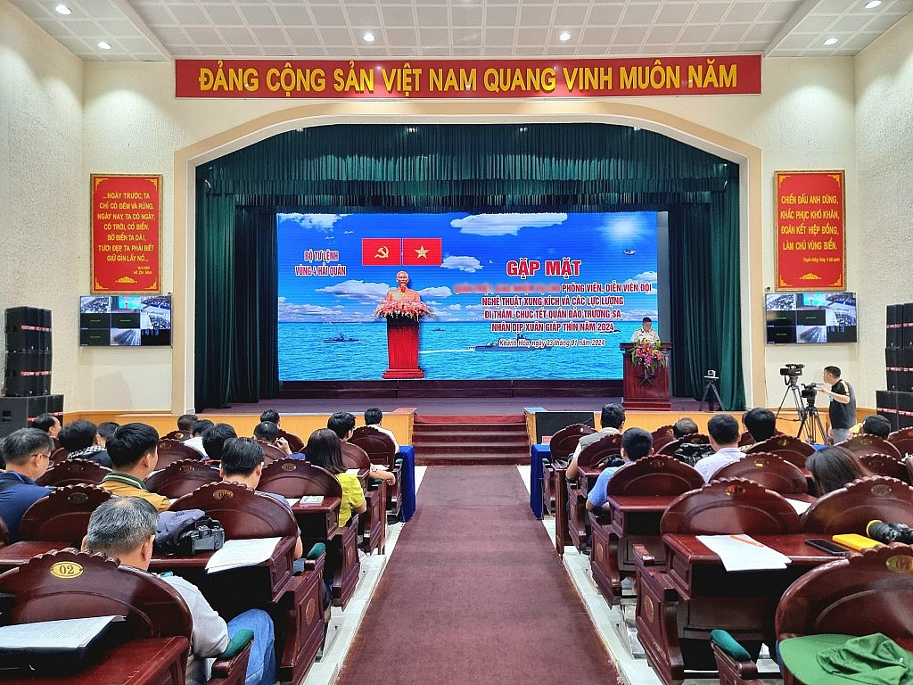 Vùng 4 Hải quân gặp mặt phóng viên trước chuyến "hải trình" thăm quân và dân huyện đảo Trường Sa