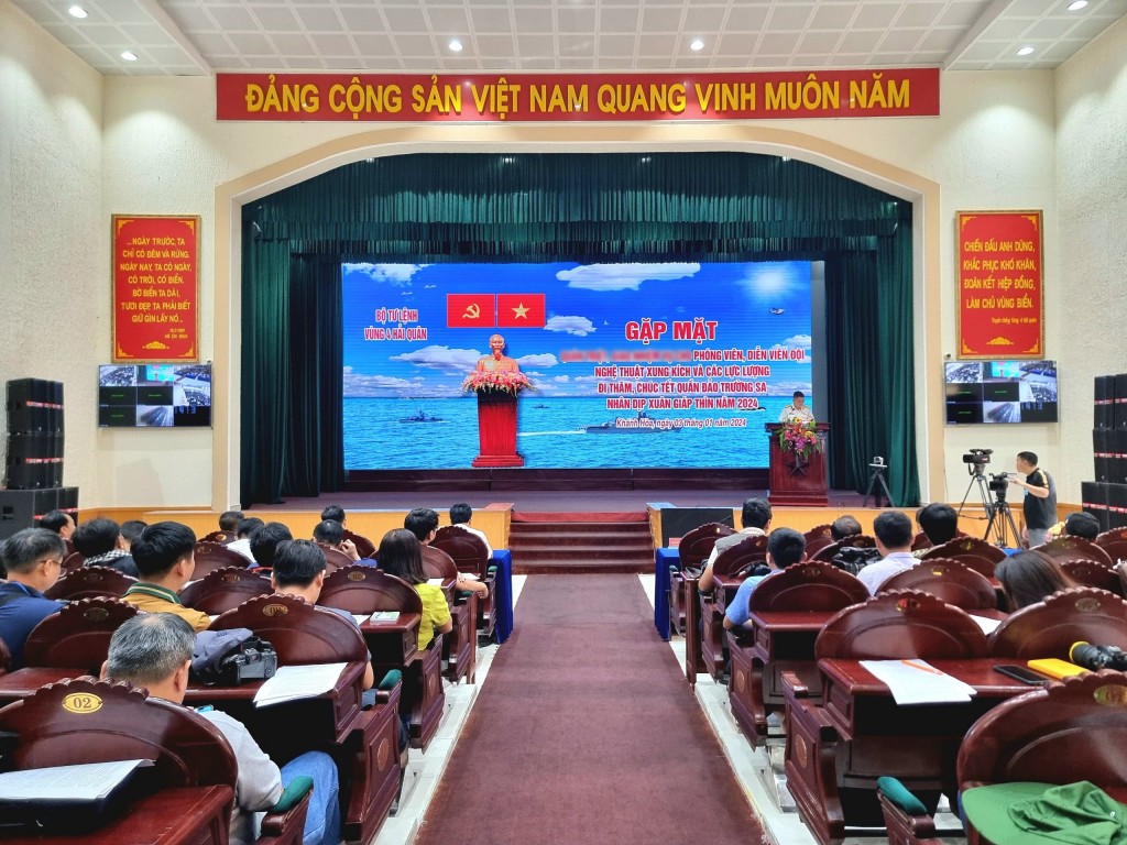 Vùng 4 Hải quân gặp mặt phóng viên trước chuyến "hải trình" thăm quân và dân huyện đảo Trường Sa