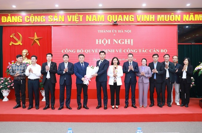 Phó Bí thư Thường trực Thành ủy Hà Nội trao quyết định về công tác cán bộ