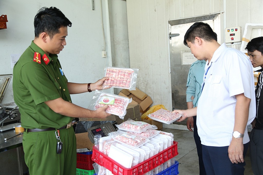 Cao điểm chống buôn lậu, gian lận thương mại và hàng giả dịp Tết tại Bình Dương