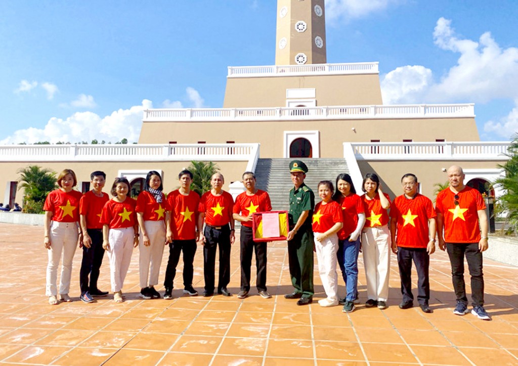 Thiêng liêng Cột cờ Hà Nội nơi đất Mũi Cà Mau