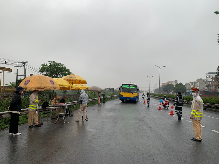 Tuần tra kiểm soát giao thông trên tuyến Quốc lộ 1A "xuyên Tết"