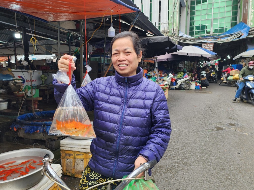 Chợ dân sinh nhuộm sắc đỏ cá chép trước ngày tiễn ông Công ông Táo “về trời”