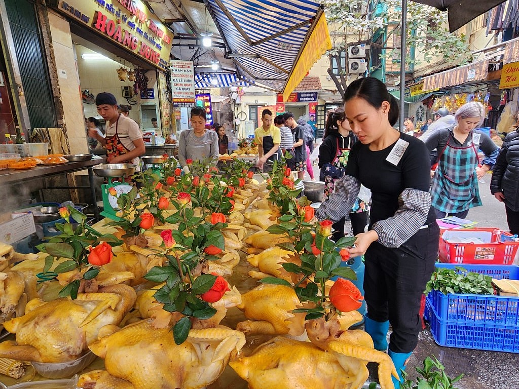 Gà cánh tiên ngậm hoa hồng, giá nửa triệu đồng hút khách mua