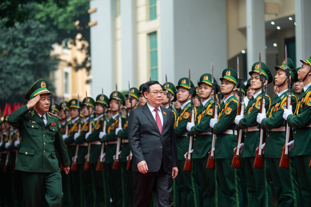 Chủ tịch Quốc hội Vương Đình Huệ thăm, chúc Tết cán bộ, chiến sĩ Bộ đội Biên phòng