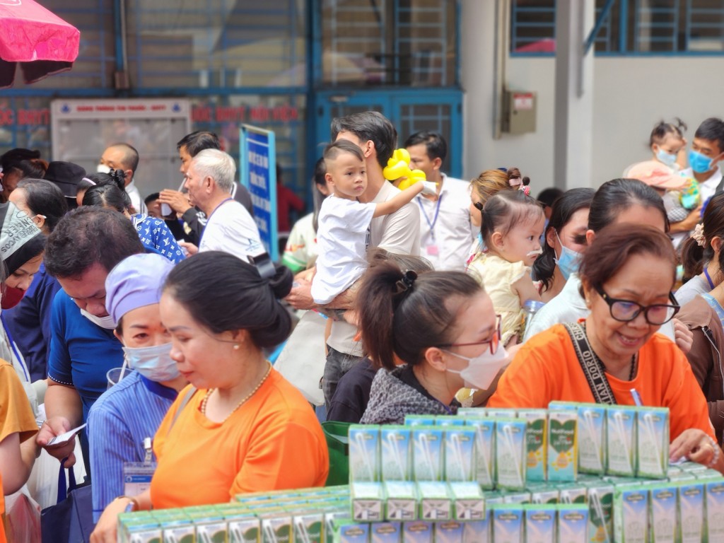 TP.HCM: Ấm lòng phiên chợ 0 đồng dành cho bệnh nhi và thân nhân