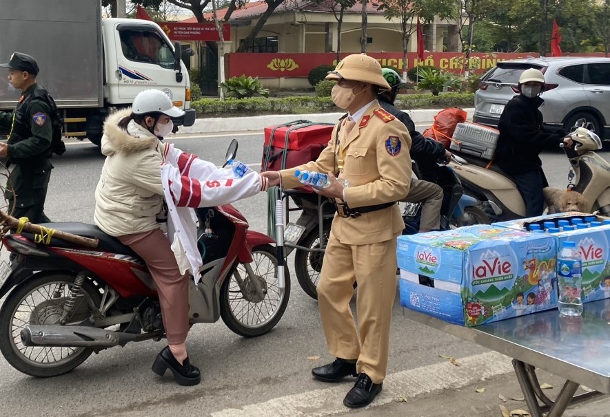 Cảnh sát giao thông Hà Nội hỗ trợ người dân trên đường về quê đón Tết