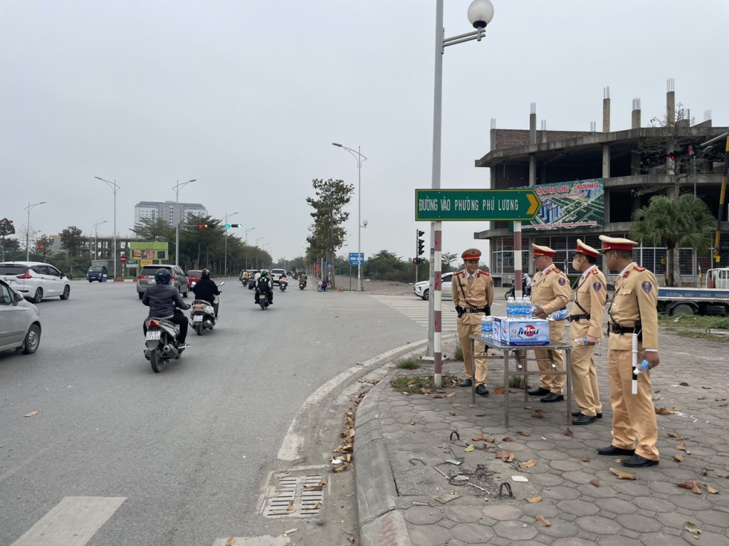 Cảnh sát giao thông Hà Nội hỗ trợ người dân trên đường về quê đón Tết