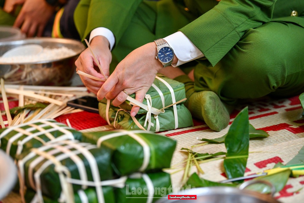 Lính cứu hỏa trổ tài gói bánh chưng đón Tết Nguyên đán